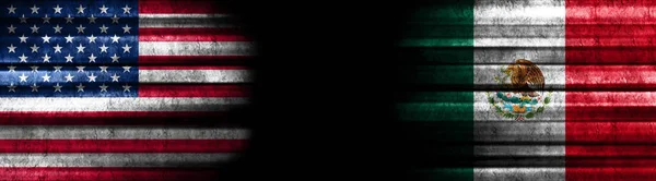 Flaggen Der Vereinigten Staaten Und Mexikos Auf Schwarzem Hintergrund — Stockfoto