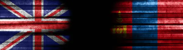 イギリスとモンゴル 黒い背景の旗 — ストック写真