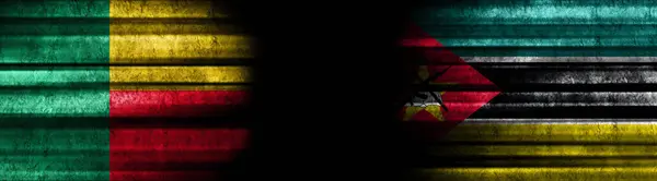 Flaggen Von Benin Und Mosambik Auf Schwarzem Hintergrund — Stockfoto