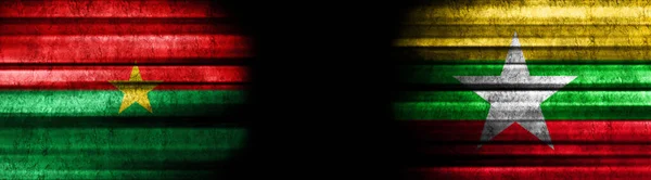 Burkina Faso Und Myanmar Flaggen Auf Schwarzem Hintergrund — Stockfoto