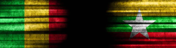 Mali Und Myanmar Flaggen Auf Schwarzem Hintergrund — Stockfoto