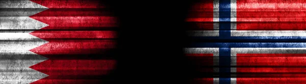 黒い背景のバーレーンとノルウェーの旗 — ストック写真