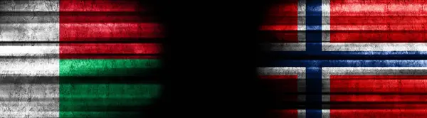 Madagaskar Und Norwegen Flaggen Auf Schwarzem Hintergrund — Stockfoto