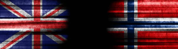 イギリスとノルウェーの旗 黒い背景 — ストック写真