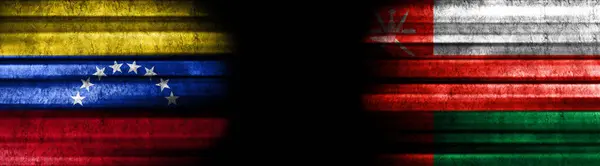 ベネズエラとオマーン 黒い背景の旗 — ストック写真