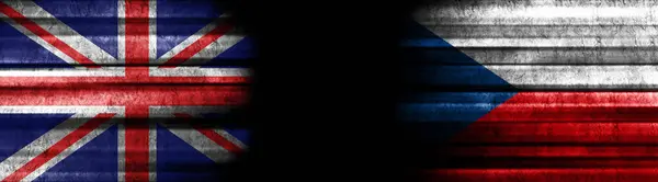 Siyah Arkaplanda Birleşik Krallık Çek Cumhuriyeti Bayrakları — Stok fotoğraf