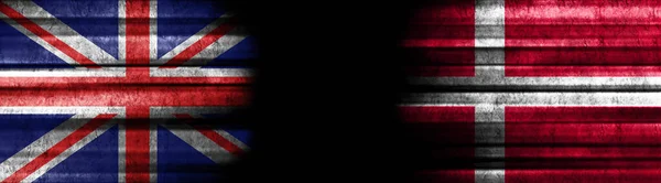 联合王国和丹麦关于黑人背景的旗帜 — 图库照片