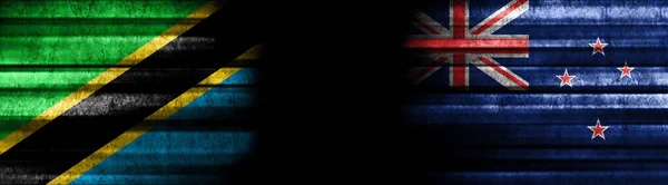 Tansania Und Neuseeland Flaggen Auf Schwarzem Hintergrund — Stockfoto