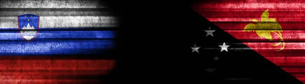Σημαίες Σλοβενίας Και Παπουασίας Νέας Γουινέας Μαύρο Φόντο — Φωτογραφία Αρχείου