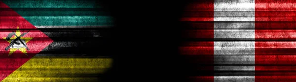 Флаги Мозамбика Перу Чёрном Фоне — стоковое фото