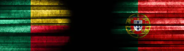 ブラックバックグラウンドのベニンとポルトガルの旗 — ストック写真