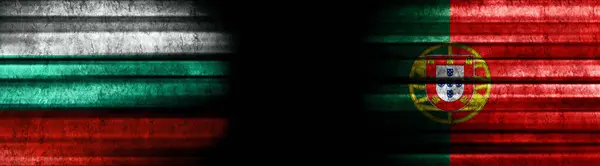 ブルガリアとポルトガル 黒い背景の旗 — ストック写真