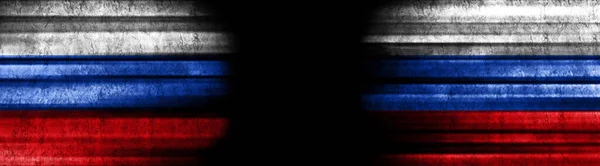 黒い背景にロシアとロシアの旗 — ストック写真