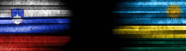 Slovenya Ruanda Bayrakları Siyah Arkaplanda — Stok fotoğraf