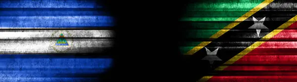 Nicaragua Und Kitts Und Nevis Flaggen Auf Schwarzem Hintergrund — Stockfoto