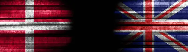 デンマークとイギリス 黒い背景の旗 — ストック写真