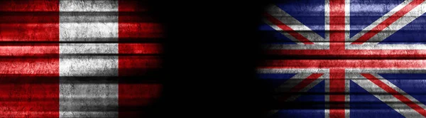 Bandeiras Peru Reino Unido Fundo Preto — Fotografia de Stock