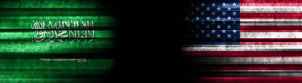 サウジアラビアと米国の旗 黒い背景 — ストック写真
