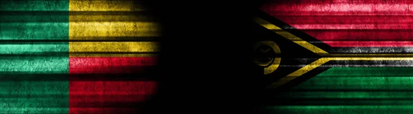ブラックバックグラウンドのベニンとバヌアツの旗 — ストック写真