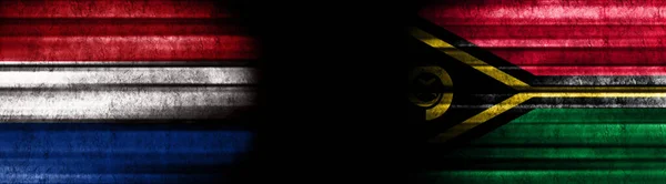オランダとバヌアツの黒い背景の旗 — ストック写真