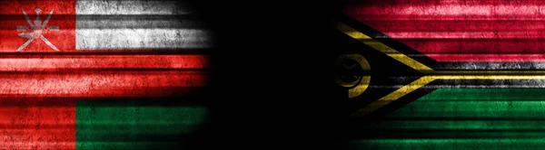 ブラックバックグラウンドのオマーンとバヌアツの旗 — ストック写真