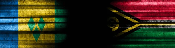 セントビンセントとグレナディーンとバヌアツの旗 黒い背景 — ストック写真