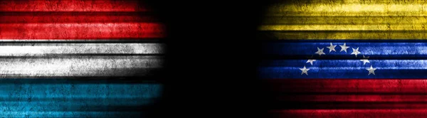 ルクセンブルクとベネズエラの黒い背景の旗 — ストック写真