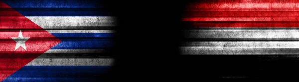 キューバとイエメン 黒い背景の旗 — ストック写真
