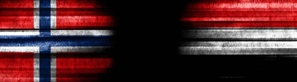 挪威和也门黑色背景旗 — 图库照片