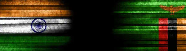 黒い背景にインドとザンビアの旗 — ストック写真