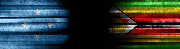 黒い背景にミクロネシアとジンバブエの旗 — ストック写真