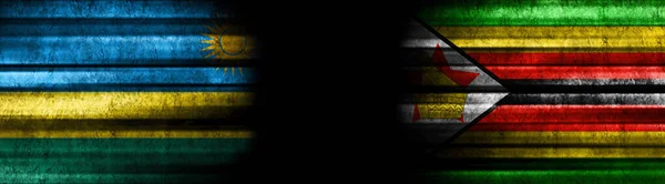 Ruanda Und Simbabwe Fahnen Auf Schwarzem Hintergrund — Stockfoto