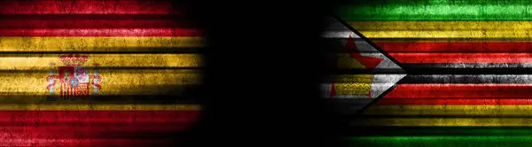 ブラックバックグラウンドのスペインとジンバブエの旗 — ストック写真