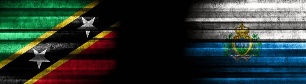 Kitts Und Nevis Und San Marino Flaggen Auf Schwarzem Hintergrund — Stockfoto