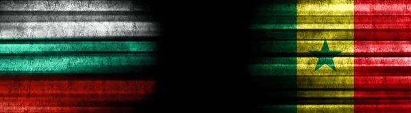 ブルガリアとセネガル 黒い背景の旗 — ストック写真