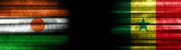 尼日尔和塞内加尔黑色背景旗 — 图库照片