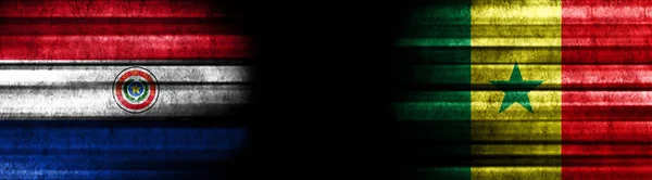 巴拉圭和塞内加尔关于黑人背景的旗帜 — 图库照片