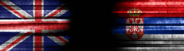 Bandeiras Reino Unido Sérvia Fundo Preto — Fotografia de Stock