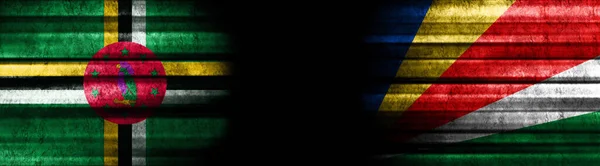 Dominica Und Seychellen Flaggen Auf Schwarzem Hintergrund — Stockfoto