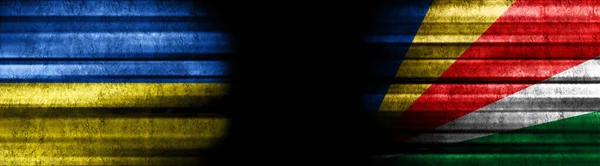 ウクライナとセイシェル 黒い背景の旗 — ストック写真