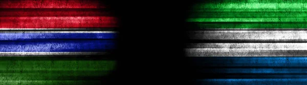 ガンビアとシエラレオネの黒い背景の旗 — ストック写真