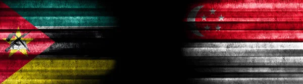 Mozambique Singapore Vlaggen Zwarte Achtergrond — Stockfoto