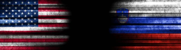 Bandeiras Dos Estados Unidos Eslovênia Sobre Fundo Preto — Fotografia de Stock
