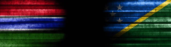ガンビアとソロモン諸島 黒い背景の旗 — ストック写真