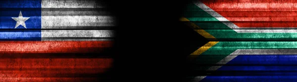 智利和南非关于黑人背景的旗帜 — 图库照片
