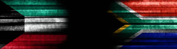 クウェートと南アフリカの黒い背景の旗 — ストック写真
