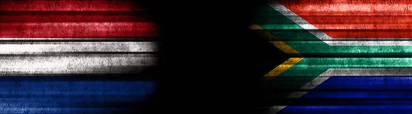 Kara Arkaplanda Hollanda Güney Afrika Bayrakları — Stok fotoğraf