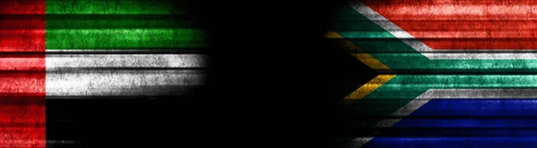 Siyah Arkaplanda Birleşik Arap Emirlikleri Güney Afrika Bayrakları — Stok fotoğraf