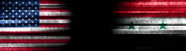 米国とシリアの旗 黒い背景 — ストック写真