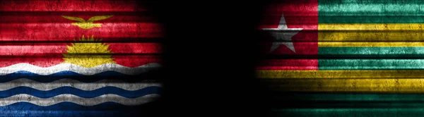 基里巴斯和多哥黑色背景旗 — 图库照片